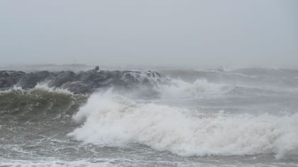 La repentina crecida del mar sorprendió a los turistas en la costa atlántica