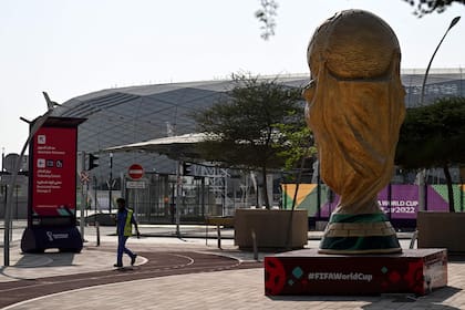 La réplica de la Copa del Mundo que decora las calles de Qatar seduce como el trofeo original
