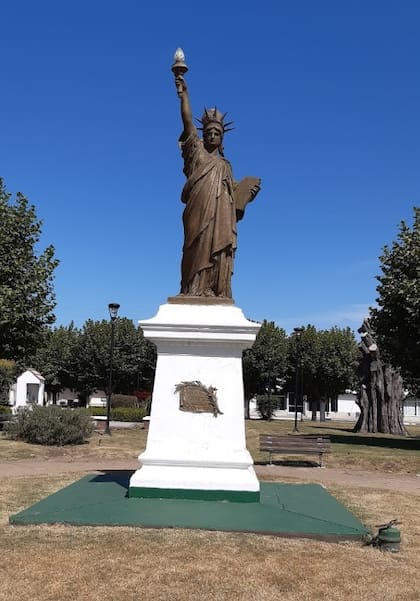La réplica de la Estatua de la Libertad en General Pirán