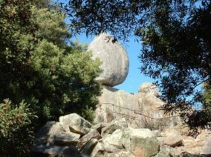 La réplica de la piedra movediza de Tandil... que no se mueve