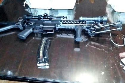 La réplica de un fusil de asalto, con poder de fuego, que portaba López