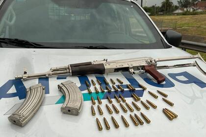 La réplica del AK-47 secuestrado en poder del sospechoso