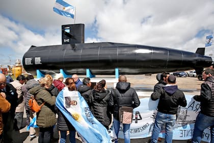 Con la presencia de familiares de los 44 tripulantes, se inauguró la réplica del ARA San Juan en Mar del Plata