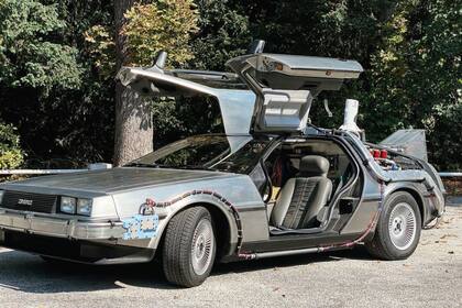 La réplica del DeLorean de Volver al futuro puede ser manejada por los visitantes más fanáticos