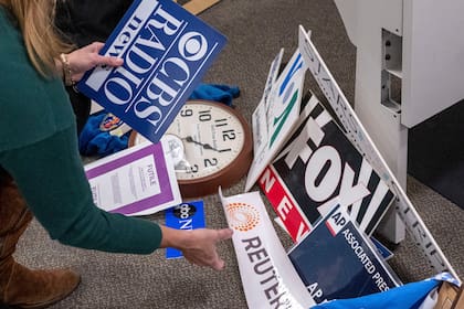 La reportera del Washington Post Tara Copp guarda placas con los nombres de varias organizaciones de noticias mientras ella y otros miembros de los medios de comunicación recogen sus pertenencias en la zona de prensa del Pentágono, en Washington, el miércoles 15 de octubre de 2025