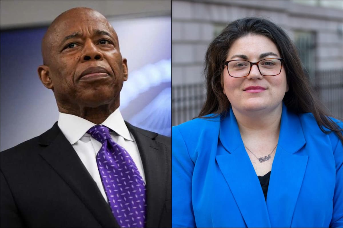 La reportera Katie Honan (dcha.) denunció que, tras un acto de campaña de Eric Adams en Harlem, recibió de manos de Winnie Greco una bolsa con un sobre lleno de dinero, lo que desató un fuerte escándalo político