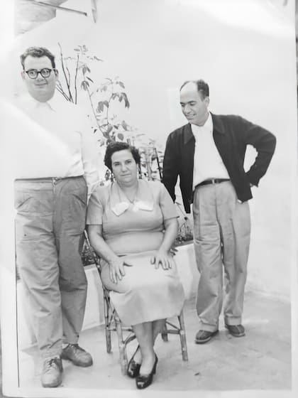 La repostera española junto con sus dos hijos, Juan, el mayor, y Oscar. En el tiempo del auge del Rogel, ellos hacían entregas a domicilio.