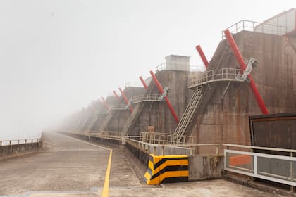 La represa impacta por sus dimensiones.