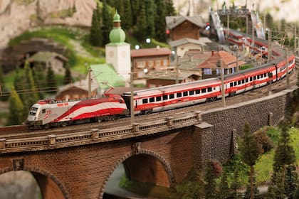 La representación a escala de Miniatur Wunderland se destaca por el grado de detalle que tiene su red ferroviaria, con más de 1300 trenes con 10.000 vagones