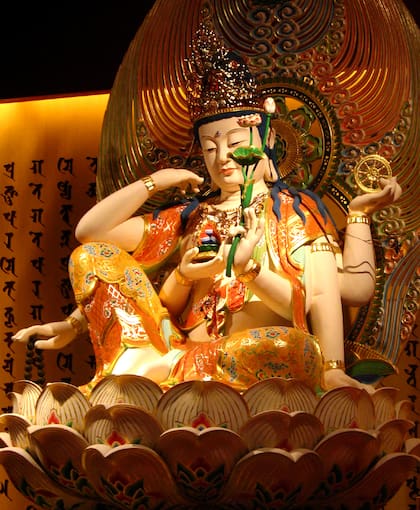 La representación de Cintamanicakra Avalokiteshvara tiene seis brazos y distintos atributos religiosos