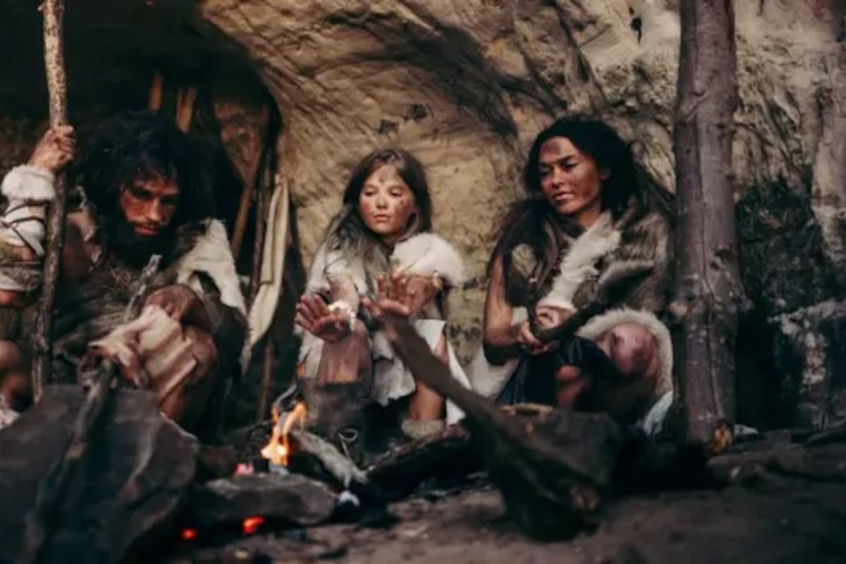 La representación de una familia de cazadores-recolectores primitivos prehistóricos que viven en una cueva