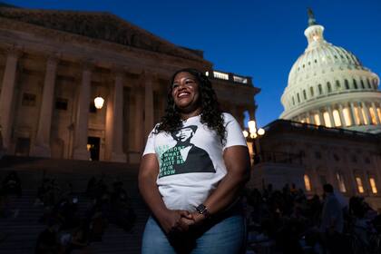 La representante demócrata Cori Bush (Missouri), quien ha decidido acampar en protesta por el fin de la moratoria contra los desalojos, frente al Capitolio en Washington el 2 de agosto del 2021.  (Foto AP/Jose Luis Magana)