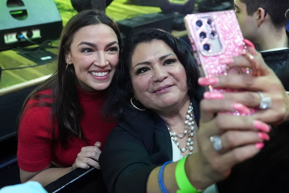 La representante demócrata de Nueva York, Alexandria Ocasio-Cortez, izquierda, posa para una foto co