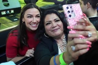 Ocasio-Cortez atrae multitudes en estados clave de EEUU mientras prueba el alcance del progresismo