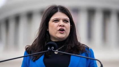 La representante demócrata Haley Stevens se enfrenta en las internas a Abdul El-Sayed