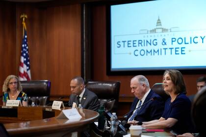 La representante demócrata por Florida Kathy Castor, a la derecha, habla durante una audiencia de la Comisión de Dirección y Política Demócrata sobre Libertad Reproductiva, el martes 2 de abril de 2024, en Fort Lauderdale, Florida. (AP Foto/Wilfredo Lee)