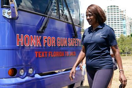 La representante demócrata Val Demings, aspirante a la banca del republicano Marco Rubio en el Senado, fotografiada frente al autobús de su campaña, que dice "Honk for Gun Safety" (Haga sonar su bocina si quiere estar a salvo de las armas), el 8 de septiembre del 2022 en Miami. (AP Photo/Lynne Sladky)