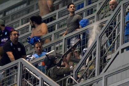 La represión a los hinchas de Racing en la tribuna