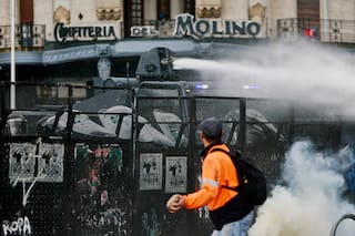 El Gobierno calificó los incidentes en la marcha como un ataque a la democracia y apuntó a “grupos de tarea”