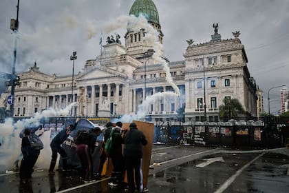 La represión se produjo frente al Congreso, donde miles de estudiantes, docentes y trabajadores reclamaban el cumplimiento de la Ley de Financiamiento Universitario, ratificada por la justicia. Algunos manifestantes arrojaron piedras e intentaron derribar las vallas aunque no queda claro si pertenecían a la organizaciones que participaron.
15/10/2026.