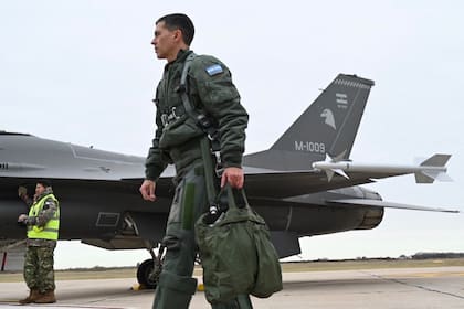 La República Argentina ya cuenta con sus primeros pilotos habilitados para volar el Sistema de Armas F-16