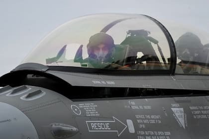 La República Argentina ya cuenta con sus primeros pilotos habilitados para volar el Sistema de Armas F-16