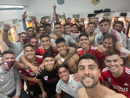 La reserva de River le ganó a Banfield 2-1 y se clasificó para la próxima etapa; el festejo de los chicos millonarios en el vestuario