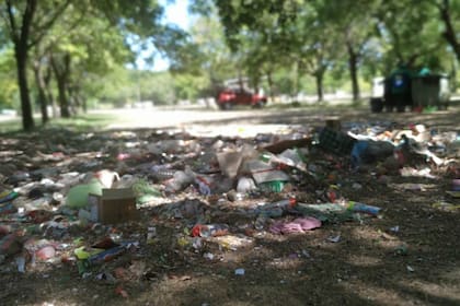 La Reserva Ecológica está sufriendo el impacto ambiental de los desechos de los festejos de las graduaciones