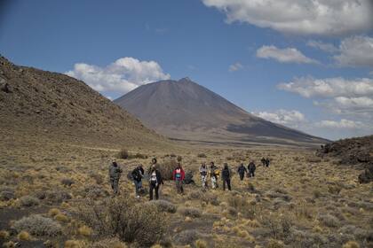 La Reserva Natural La Payunia, a 160 km de Malargüe, con 800 volcanes, es en uno de los campos volcánicos con mayor densidad del planeta