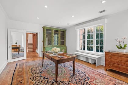 La residencia cuenta con amplios jardines, aparcamiento y una dirección histórica en el corazón de Georgetown