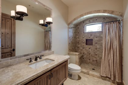 La residencia cuenta con cinco baños y un toilette