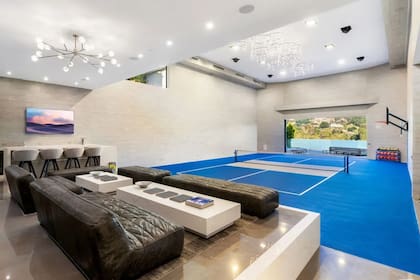 La residencia cuenta con un complejo deportivo en su interior