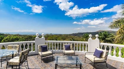 La residencia de arquitectura europea tiene terreno de cuatro acres (1,6 hectáreas) y construcciones auxiliares en una localidad histórica de Costa Rica
