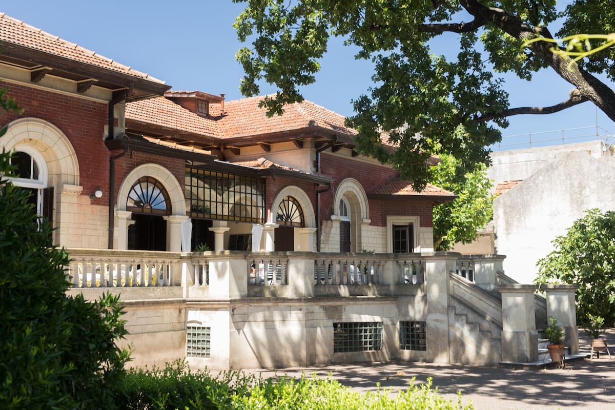 La residencia de materiales nobles y torreta fue encargada por Félix Piazza, uno de los tantos inmigrantes que llegó a Azul con el inicio del siglo XX.