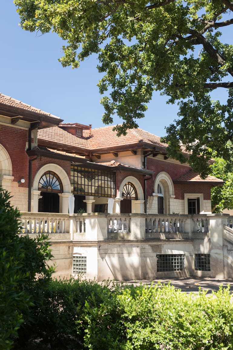 La residencia de materiales nobles y torreta fue encargada por Félix Piazza, uno de los tantos inmigrantes que llegó a Azul con el inicio del siglo XX.