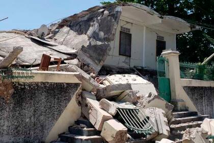 La residencia de un obispo católico queda dañada por un terremoto de magnitud 7,2 en Les Cayes, Haití, sábado 14 de agosto de 2021. (AP Photo/Delot Jean)