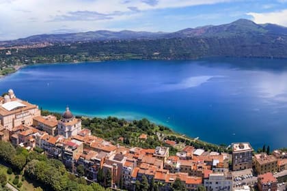 La residencia de verano de los papas se encuentra en una colina al lado del lago Albano.