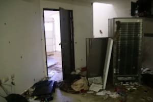 La residencia donde estuvo el narcotraficante antes de ser capturado está en la ciudad mexicana de Los Mochis, y conserva las violentas marcas del operativo realizado para detenerlo
