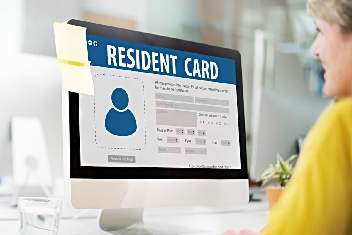 La residencia permanente es una prueba de que el extranjero cumple con los requisitos para vivir y trabajar en Estados Unidos