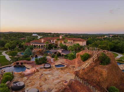 La residencia se encuentra en un barrio de lujo en Texas (Web/9 Rue Parker)