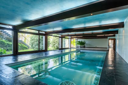La residencia tiene 24 habitaciones, 12 baños, pileta, ascensor, múltiples salas y una vista privilegiada al mar Cantábrico