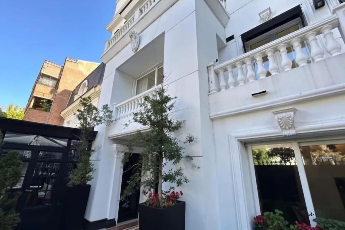 La residencia tiene 700 m² totales, de los cuales 500 m² son cubiertos.
