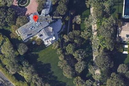 La residencia tiene un área de 13 mil metros cuadrados. Esta es la vista desde Google Maps.