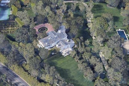 La residencia tiene un área de 13 mil metros cuadrados. Esta es la vista desde Google Maps.