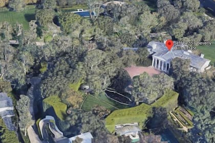 La residencia tiene un área de 13 mil metros cuadrados. Esta es la vista desde Google Maps.