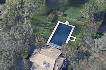 La residencia tiene un área de 13 mil metros cuadrados. Esta es la vista desde Google Maps.