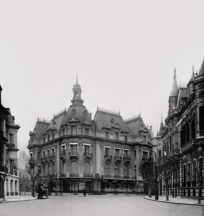 La residencia tuvo la increíble suerte de resistir el embate demoledor de la traza de la 9 de Julio, por el apoyo del Estado francés que la había comprado en 1939 a la viuda de Daniel Ortiz Basualdo.