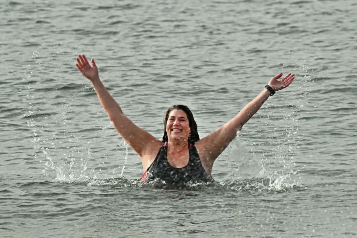 La residente de Long Beach, Nueva York, transformó una práctica inusual en su misión personal diaria: nadar en el gélido océano Atlántico, sin falta, durante 600 días consecutivos (Imagen del Instagram de Mindi Dovberg)