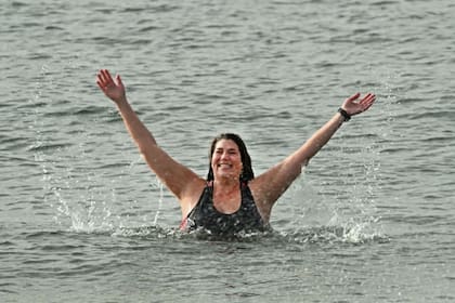La residente de Long Beach, Nueva York, transformó una práctica inusual en su misión personal diaria: nadar en el gélido océano Atlántico, sin falta, durante 600 días consecutivos (Imagen del Instagram de Mindi Dovberg)