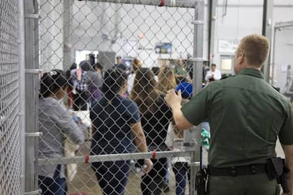 La resolución excluye a las personas sometidas a remoción expedita y a quienes permanecen detenidos por determinados antecedentes penales